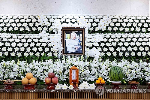(서울=연합뉴스) 배우 이순재의 빈소가 25일 서울 송파구 서울아산병원 장례식장에 마련됐다. 2025.11.25 [사진공동취재단] photo@yna.co.kr