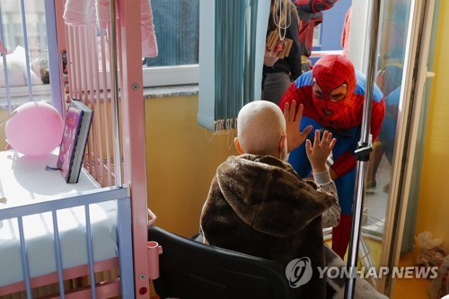 "아빠, 그러면 엄마가 나한테서 종양이 옮은 거예요?"