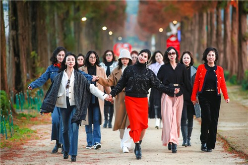 "인생의 두 번째 봄"…시니어 모델 된 예산 신중년 여성들