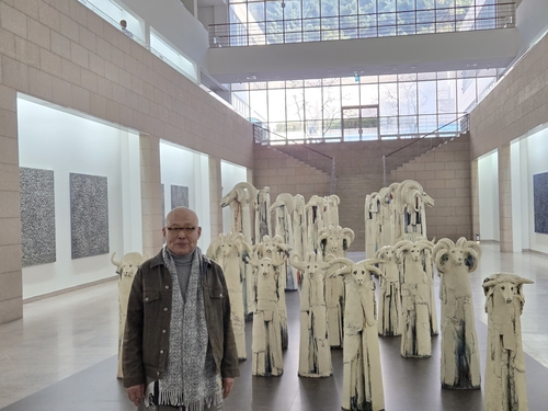 (과천=연합뉴스) 박의래 기자 = 신상호 작가가 26일 국립현대미술관 과천에서 열리는 회고전 '신상호: 무한변주'에 참석해 기념 촬영을 하고 있다. 2025.11.26. laecorp@yna.co.kr
