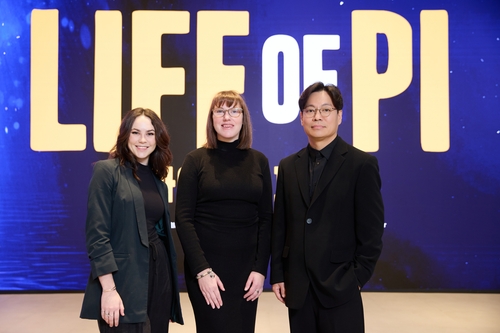 다음 달 국내에서 정식 개막하는 공연 '라이프 오브 파이'의 제작진들 모습. (왼쪽부터) 협력 무브먼트 및 퍼펫 디렉터 케이트 로우셀, 인터내셔널 연출 리 토니, 프로듀서 신동원 에스앤코 대표. [에스앤코 제공. 재판매 및 DB금지]
