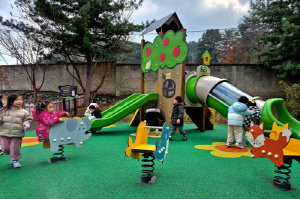 육군 3군단·호반건설, 군인아파트 어린이집에 새 놀이터 선물