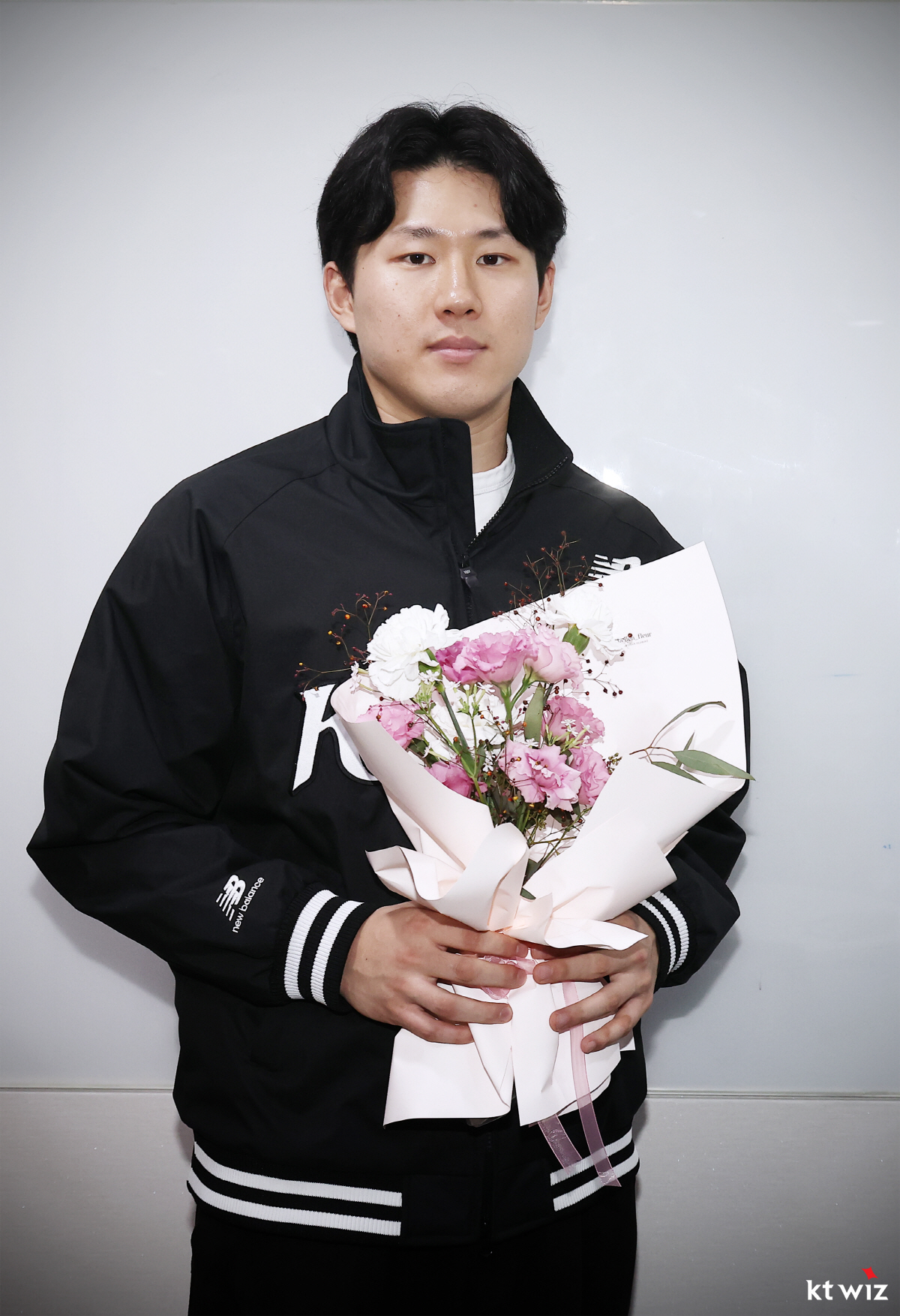 '끝내주는 남자' 있는데 48억원을?…KT 또 한 번 '태풍의 눈' 될까