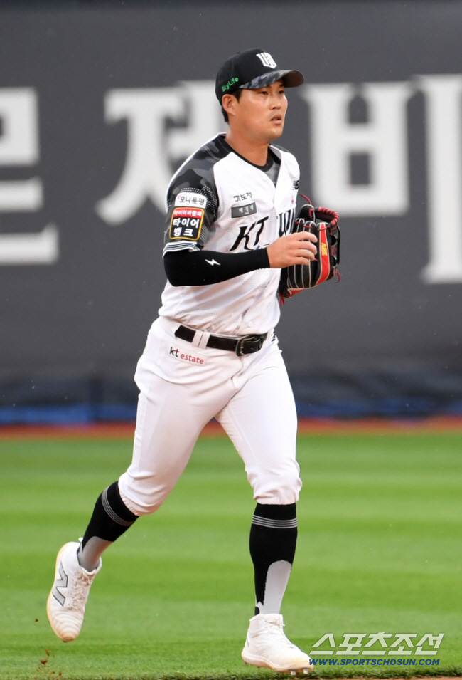 '끝내주는 남자' 있는데 48억원을?…KT 또 한 번 '태풍의 눈' 될까