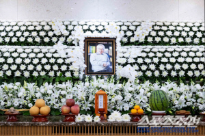 故 이순재 빈소, 연예계 조문 행렬로 '발 디딜 틈 없이'...