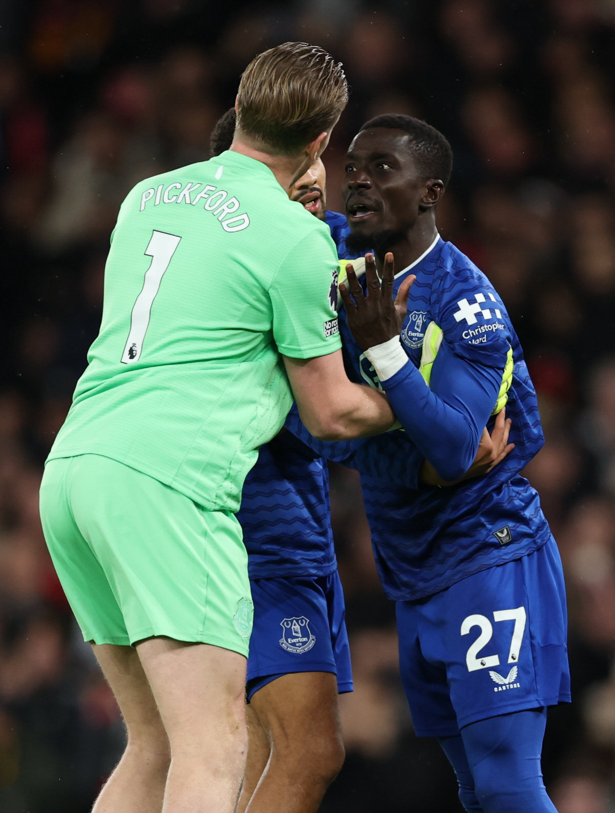 英 BBC '손흥민 격렬 충돌' 깜짝 조명...'뺨 후려쳐' 엽기 퇴장 …