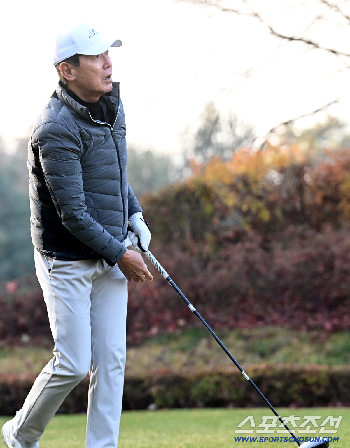 [포토] KT 이강철 감독의 티샷, 날아가는 공 지켜보며