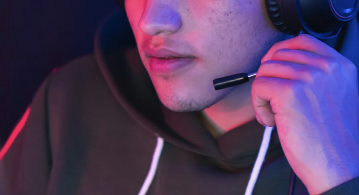 남편은 월세 6만원 자취, 아내는 방송 진행자에 1억 4천만원 '후원'