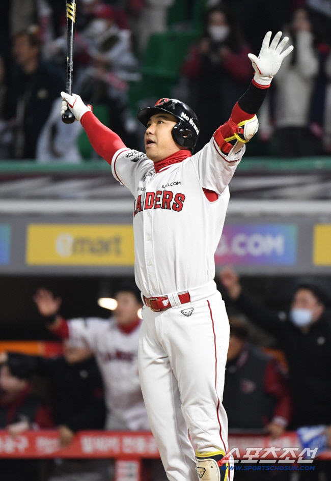 유니폼 갈아입은 김현수, 역사상 첫 '한국시리즈 MVP → 이적' 사례 …