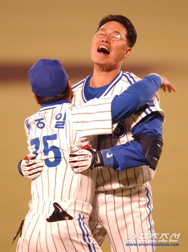 유니폼 갈아입은 김현수, 역사상 첫 '한국시리즈 MVP → 이적' 사례 …
