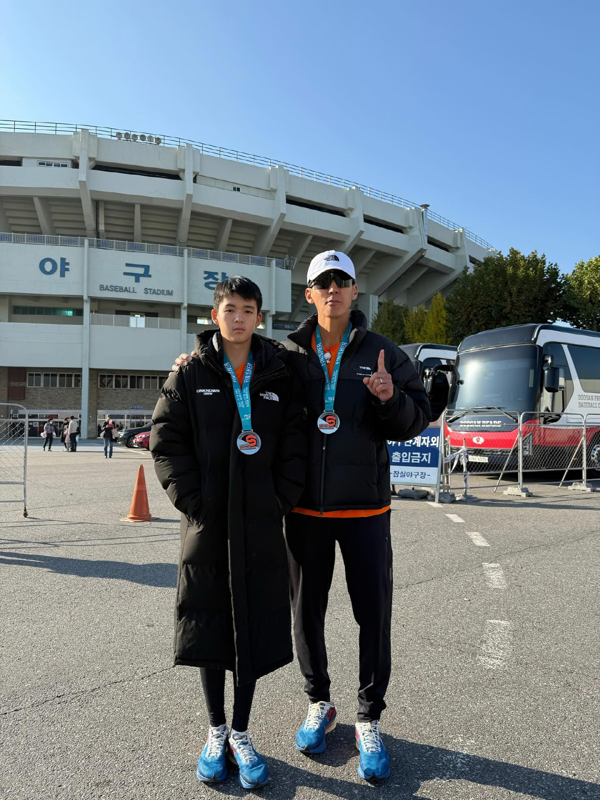 "아빠 못 뛰게 되면 대신 뛰려고" 션, 둘째 子 선행 자랑→블핑 제니 …