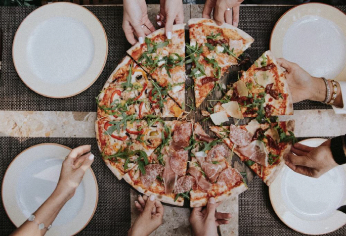 "16명이 피자 고작 5판? 너희 나라로 꺼져"…영상 논란에 "장난이었어…