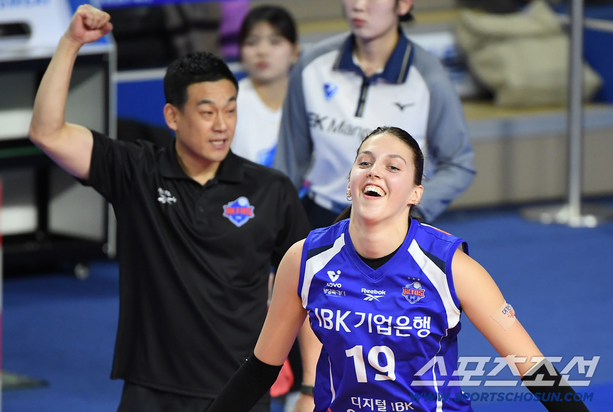 [포토] 빅토리아 득점, 환호하는 여오현 감독대행