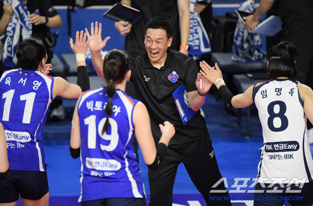 [포토] 여오현 감독대행, 짜릿한 데뷔전 3대0 승리