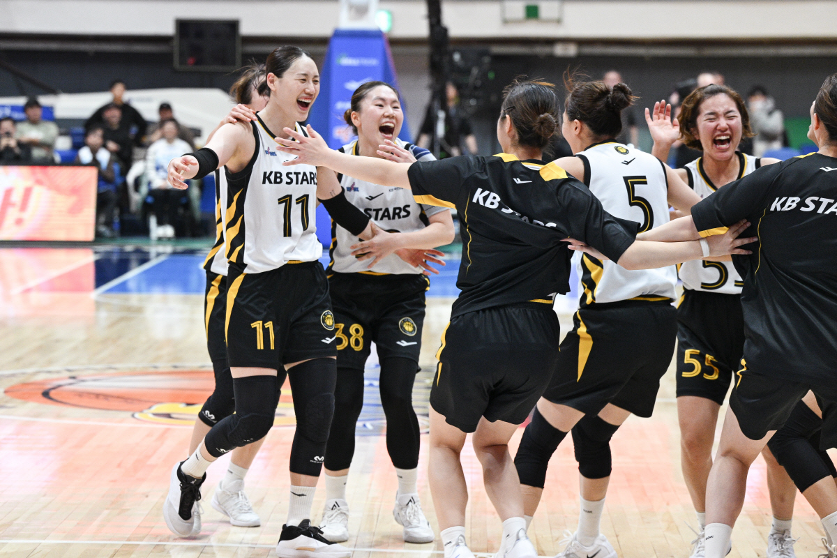 KB스타즈, 0.2초 남기고 터진 강이슬 역전골로 신한은행 격파하며 3전…