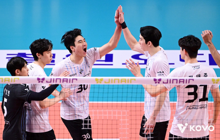 '레오-신호진-허수봉 제대로 터졌다' 현대캐피탈, '알리 빠진' 우리카드 잡고 3연패 탈출 [장충 리뷰]