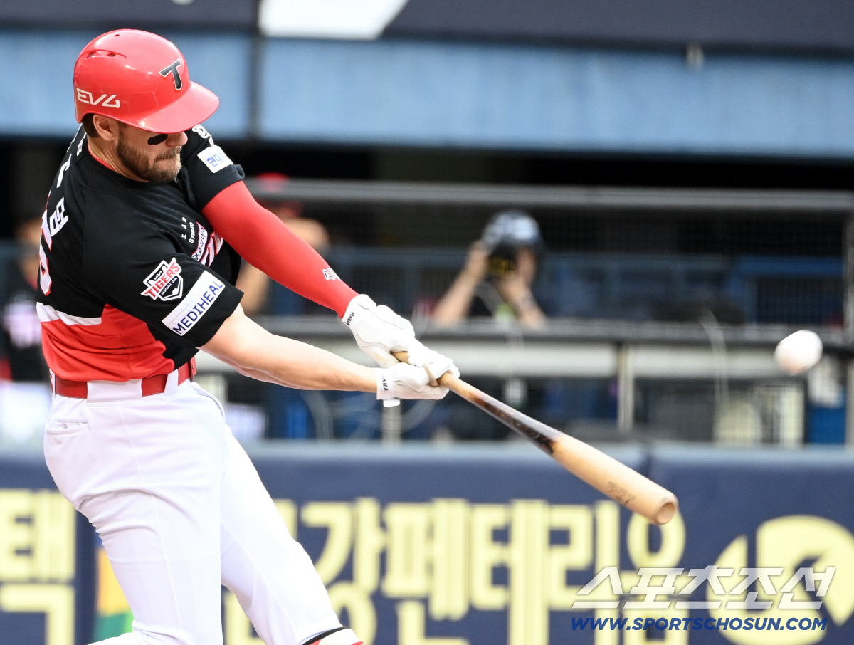 화끈한 KIA, 왜 35홈런 거포 보류권 풀었나…"선수 앞길 막을 수 있…
