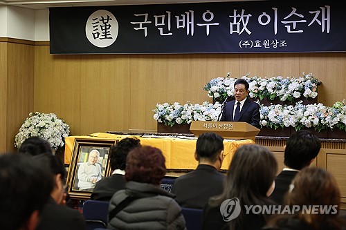 (서울=연합뉴스) 류효림 기자 = 배우 김영철이 27일 서울 송파구 서울아산병원 장례식장에서 엄수된 배우 이순재 영결식에서 추도사를 하고 있다. 2025.11.27 ryousanta@yna.co.kr