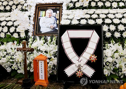 (서울=연합뉴스) 26일 서울 송파구 서울아산병원 장례식장에 차려진 고 배우 이순재 빈소에 금관문화훈장이 놓여 있다. 2025.11.26 [사진공동취재단] photo@yna.co.kr