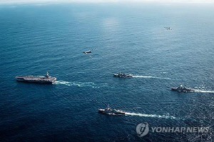 美, 베네수 인근서 핵항모 야간 훈련사진 공개…긴장 고조