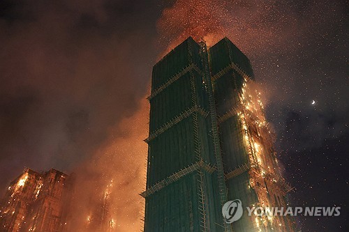 '대나무 비계' 타고 번진 홍콩 화재…밀집주거로 인명피해 커져