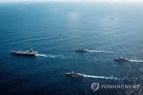美, 베네수 인근서 핵항모 야간 훈련사진 공개…긴장 고조