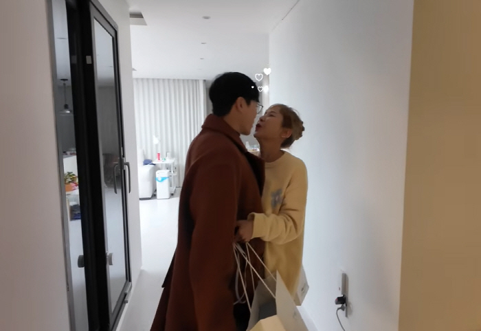 "다른 여자한테 해봤지?" 신지 의심 섞인 농담...♥문원, 프라다+오마…