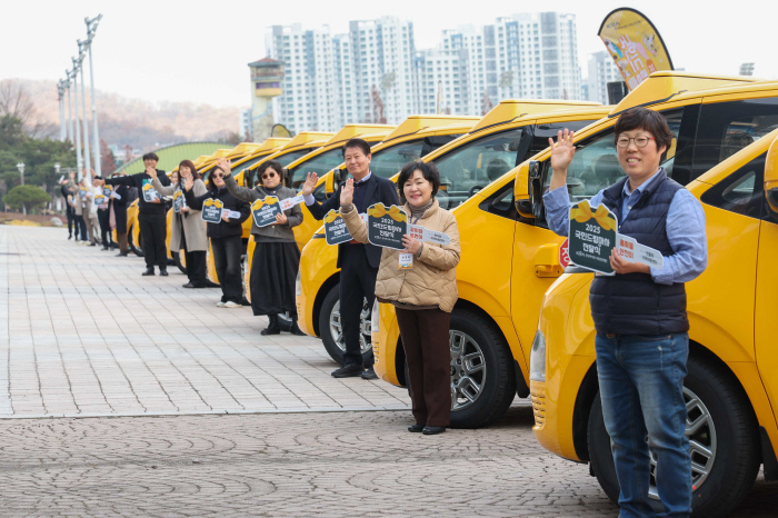마사회 사회공헌재단, 아동-청소년 복지시설에 '국민드림마차' 41대 전달