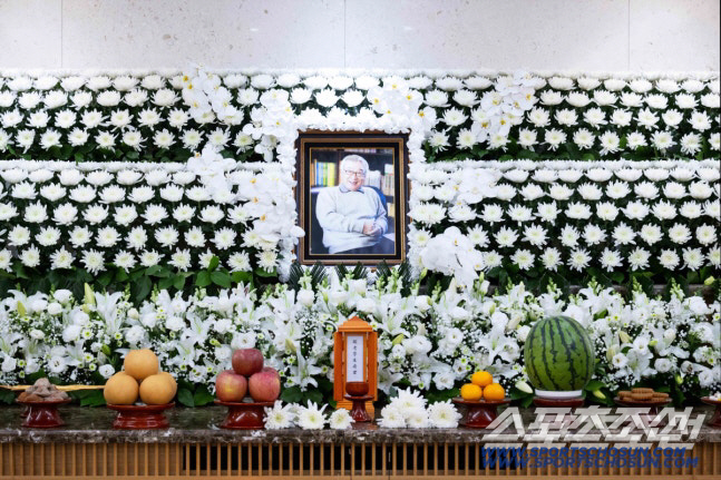 "거짓말이었으면" 故이순재, 하지원·김영철 오열 속 '91송이' 국화꽃 …