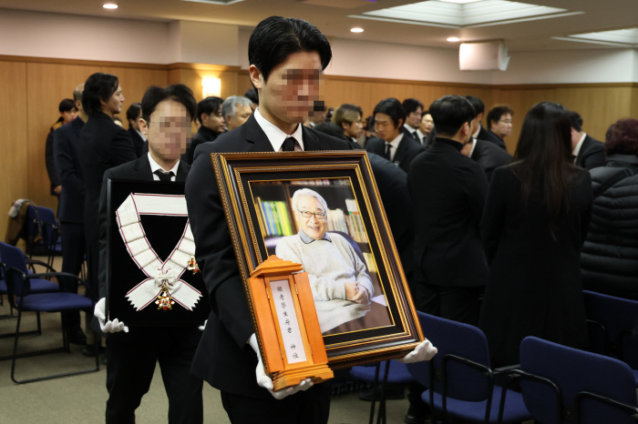 [종합]"선생님, 잊지 않겠습니다"…국민배우 이순재, 후배들 눈물 속 영면