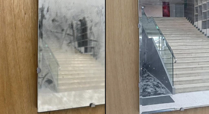 "먼지가 쌓인 줄 알고…" 예술작품을 거울로 착각해 청소, 훼손