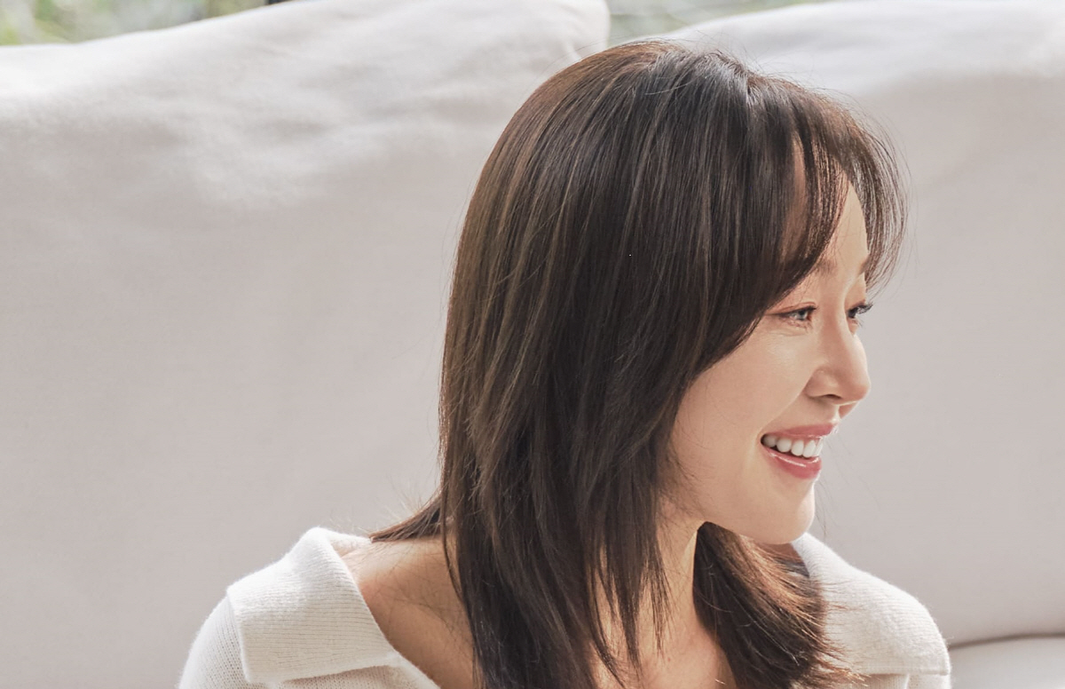 '47세' 엄지원, 비키와 화보 촬영…"데뷔부터 프로다" 반려견에 '감탄…