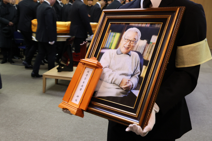 사위 정보석→팬클럽 회장 하지원 오열…故 이순재, 후배들 배웅 속 영면[SC이슈]