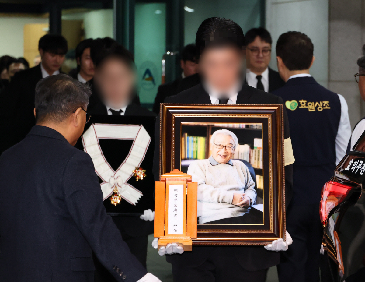 사위 정보석→팬클럽 회장 하지원 오열…故 이순재, 후배들 배웅 속 영면[…