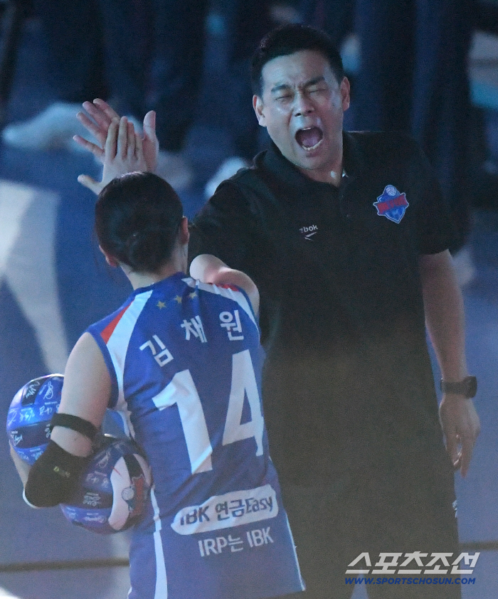 '처음엔 진짜 아팠다' 선수들과 한몸이 된 여 대행, 7연패 끊고 난생 처음 물세례 [화성 현장]