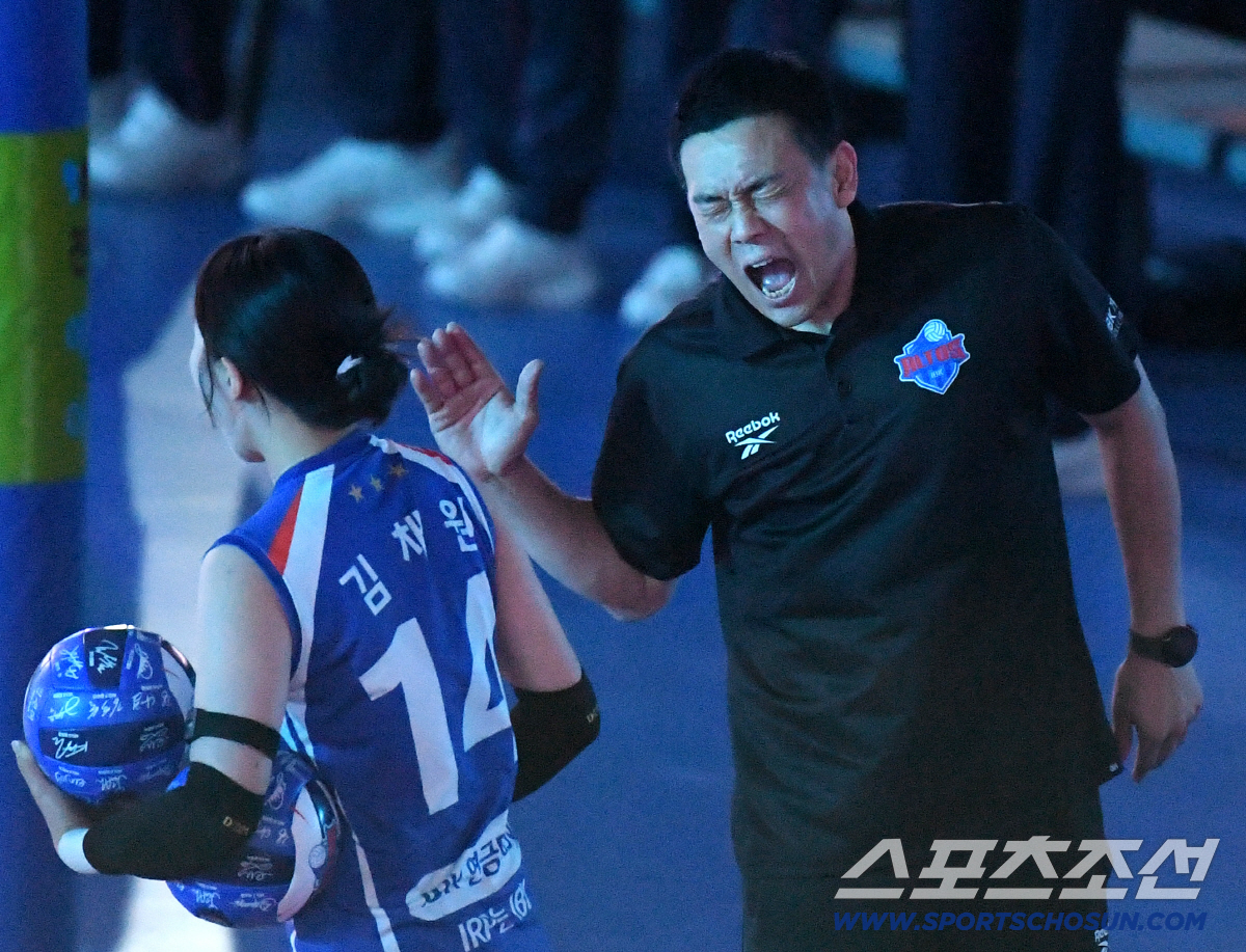 '처음엔 진짜 아팠다' 선수들과 한몸이 된 여 대행, 7연패 끊고 난생 …