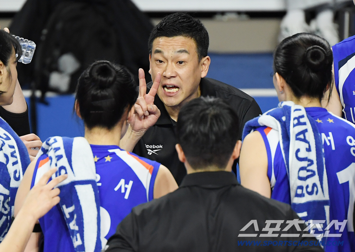'처음엔 진짜 아팠다' 선수들과 한몸이 된 여 대행, 7연패 끊고 난생 …