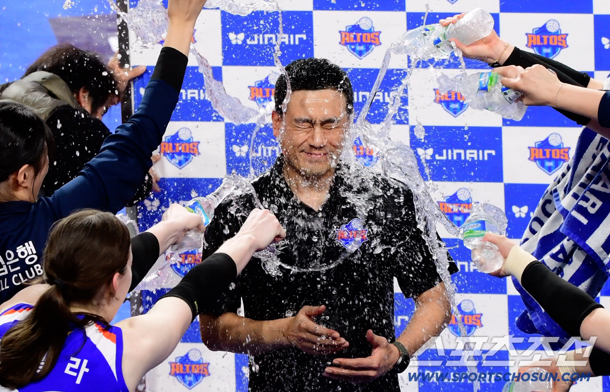 '처음엔 진짜 아팠다' 선수들과 한몸이 된 여 대행, 7연패 끊고 난생 …