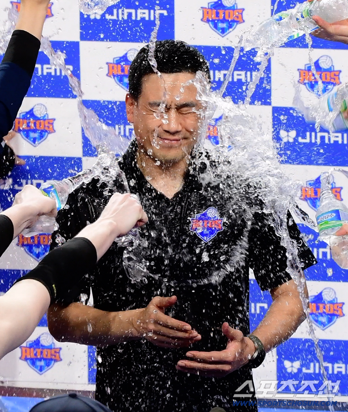 '처음엔 진짜 아팠다' 선수들과 한몸이 된 여 대행, 7연패 끊고 난생 …