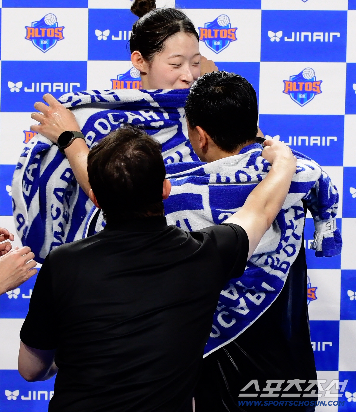 '처음엔 진짜 아팠다' 선수들과 한몸이 된 여 대행, 7연패 끊고 난생 …