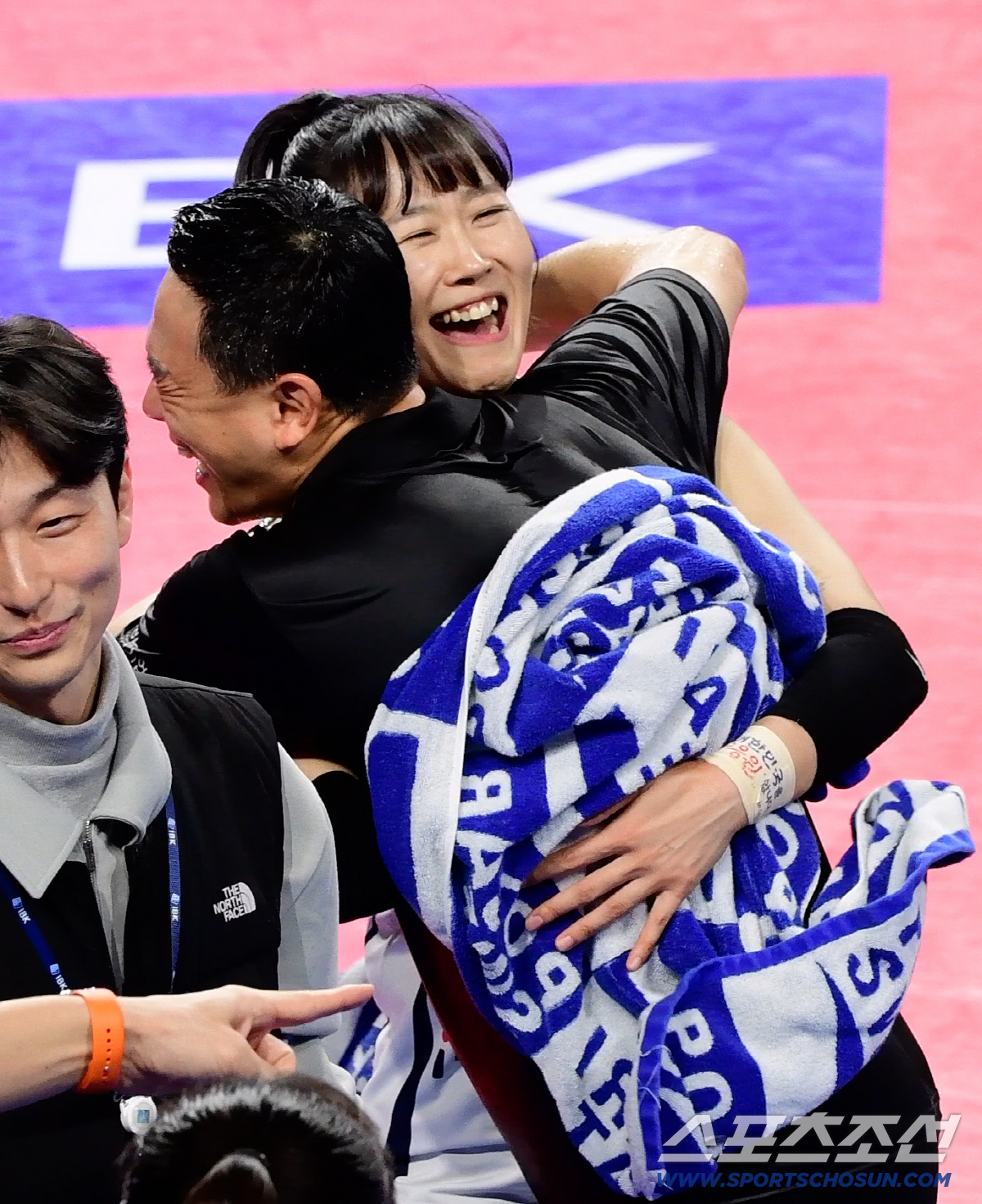 '처음엔 진짜 아팠다' 선수들과 한몸이 된 여 대행, 7연패 끊고 난생 …