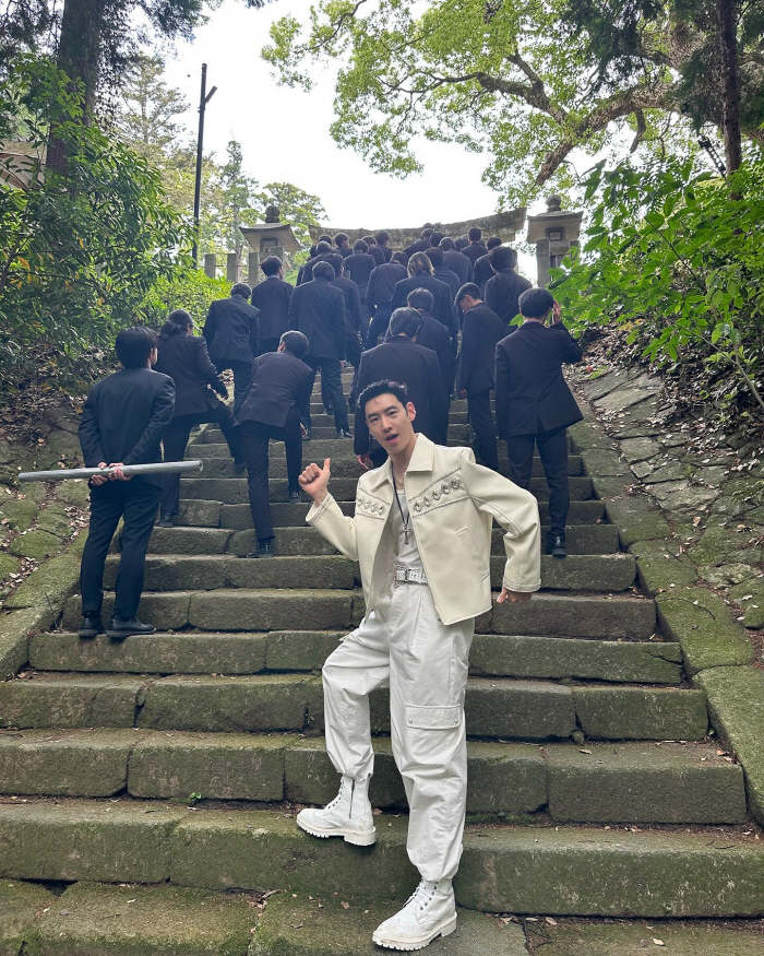 [SCin스타] “도기 그 자체”  ‘모범택시3’ 이제훈, 촬영장 비하인드 컷 무더기 공개