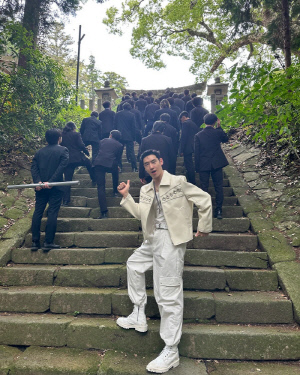 [SCin스타] “도기 그 자체”  ‘모범택시3’ 이제훈, 촬영장 비하인드 컷 무더기 공개