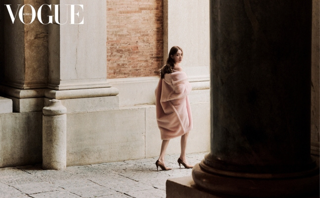 [SCin스타] 이성경, 나폴리 궁전서 빛난 프린세스 비주얼로 화보 장악