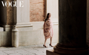 [SCin스타] 이성경, 나폴리 궁전서 빛난 프린세스 비주얼로 화보 장악