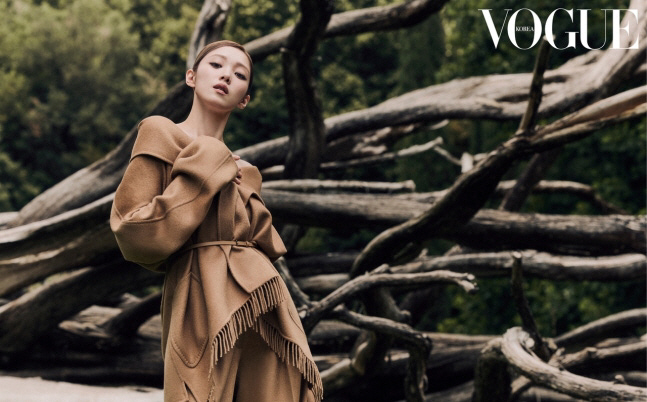 [SCin스타] 이성경, 나폴리 궁전서 빛난 프린세스 비주얼로 화보 장악