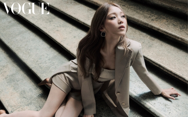 [SCin스타] 이성경, 나폴리 궁전서 빛난 프린세스 비주얼로 화보 장악