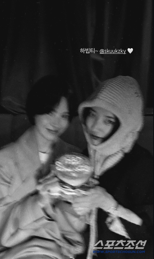 송혜교, 수지와 늦은 생일파티? "깜짝 선물♥ 고마워"