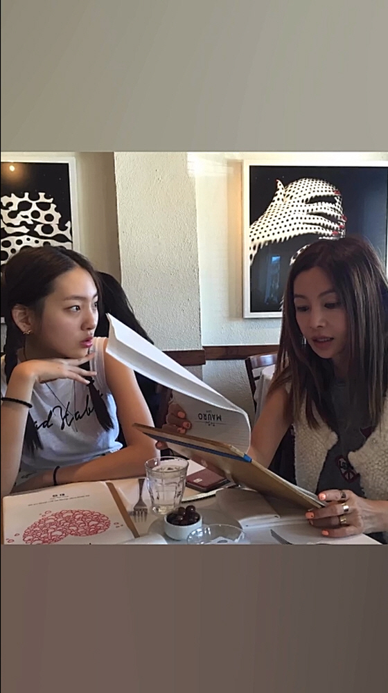 '62세' 황신혜, '26세' 모델 딸에 밀리지 않은 '몸매+미모'...…