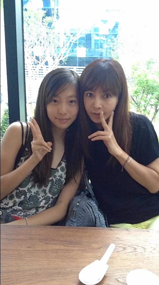 '62세' 황신혜, '26세' 모델 딸에 밀리지 않은 '몸매+미모'...…